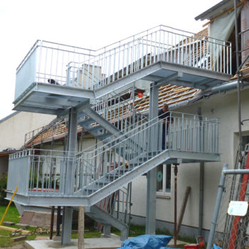 Außen-Treppenanlage als Aufgang zum Dachgeschoss