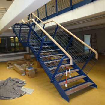 Einläufige Stahltreppe mit Zwischenpodest und Treppengeländer mit Doppelpfosten